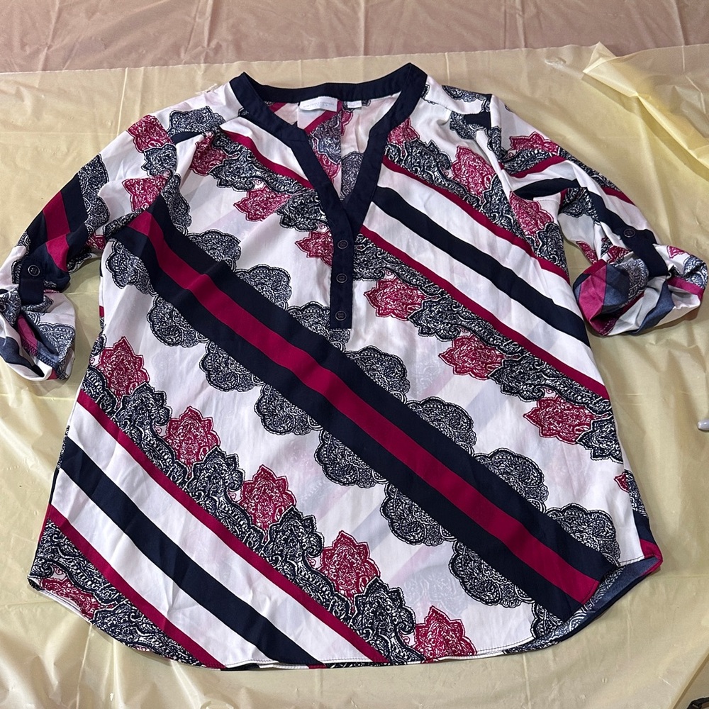 NY&C Women's Patterned V-Neck Top size small